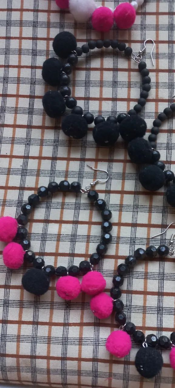 Kit 10 brincos artesanais argolas pompons e miçangas 