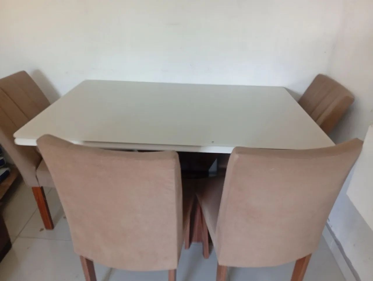 Vendo messa com 4 cadeira 1 com encosto ruim 