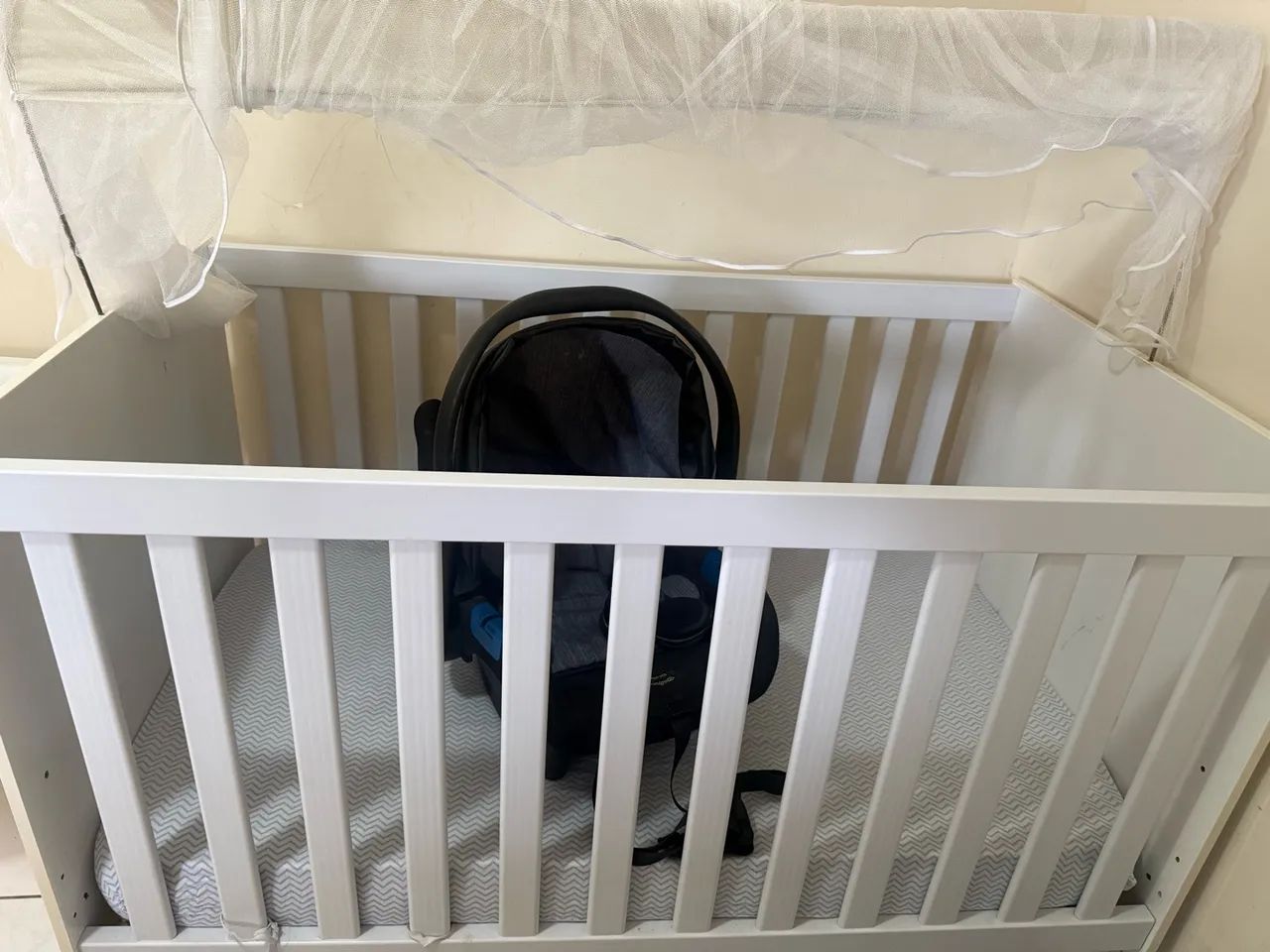 Berço e bebê conforto 
