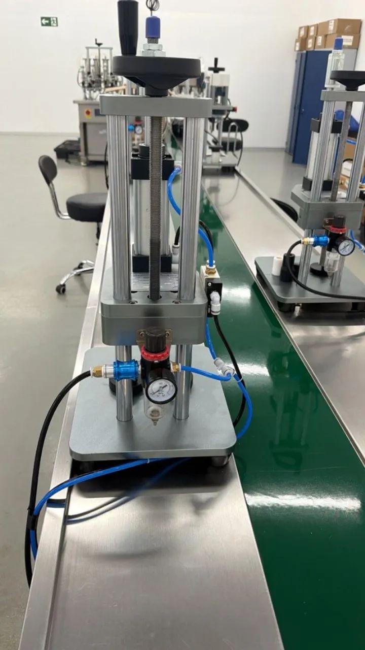  máquina pneumática semiautomática de bancada para fechar e crimpar frascos - Foto 2