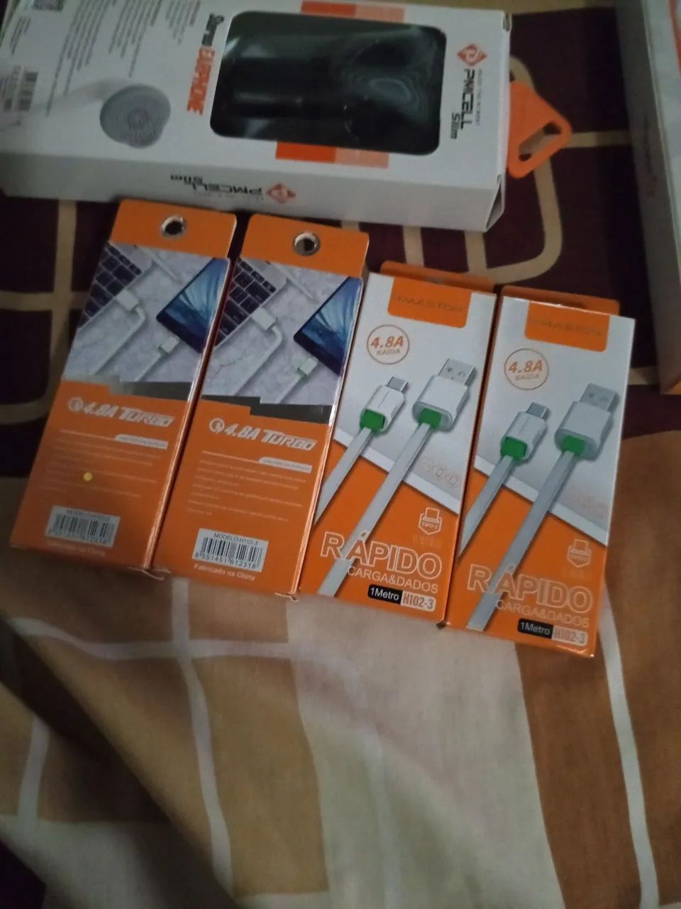 Carregador e fone de ouvido