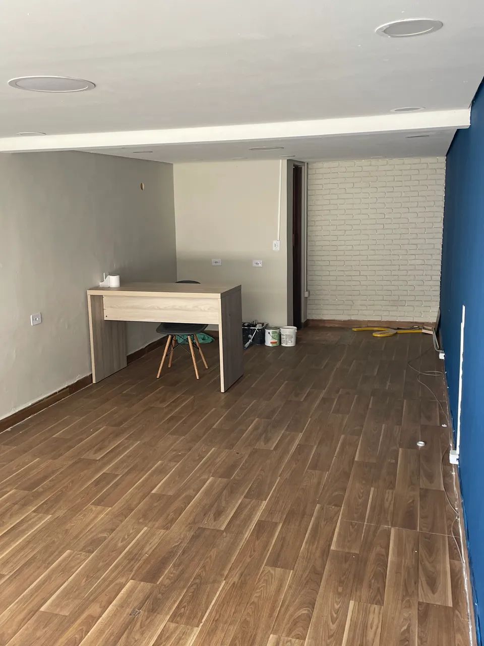 Salão comercial com porta de vidro