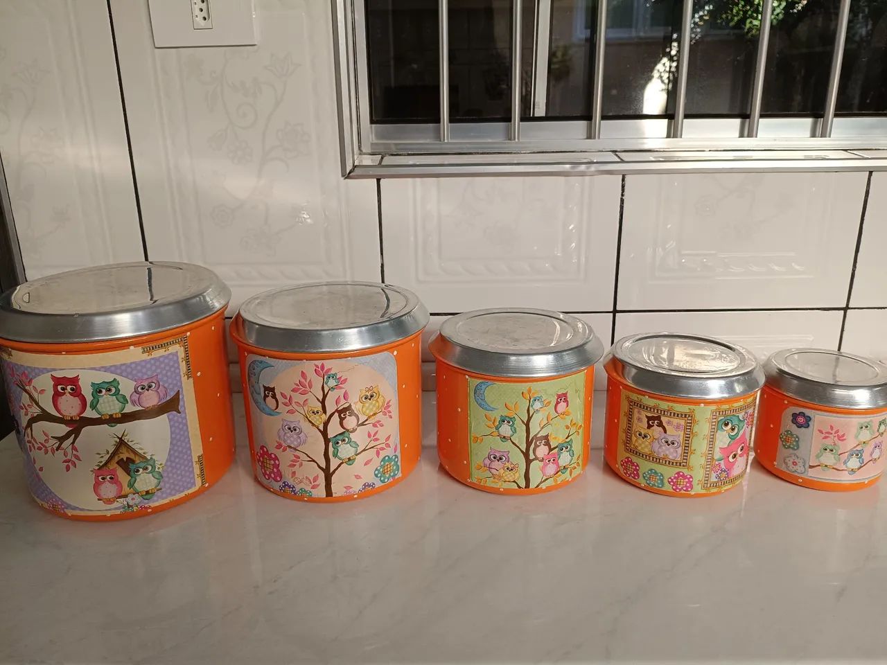 Latas mantimentos.