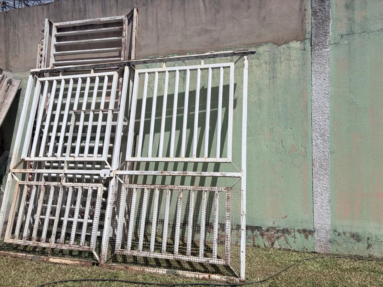Portão de garagem e grades para muro
