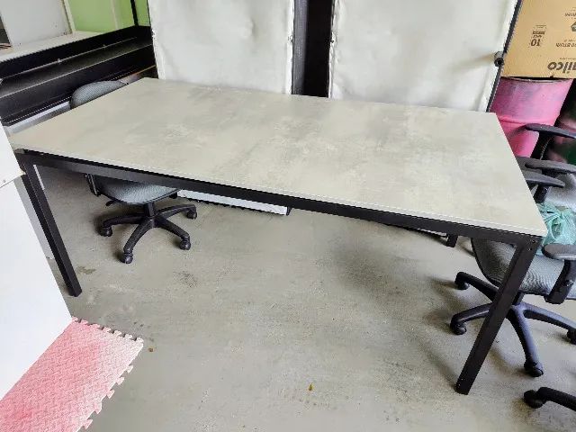 Mesa com tampo de madeira e base da Tok & Stok 180x95