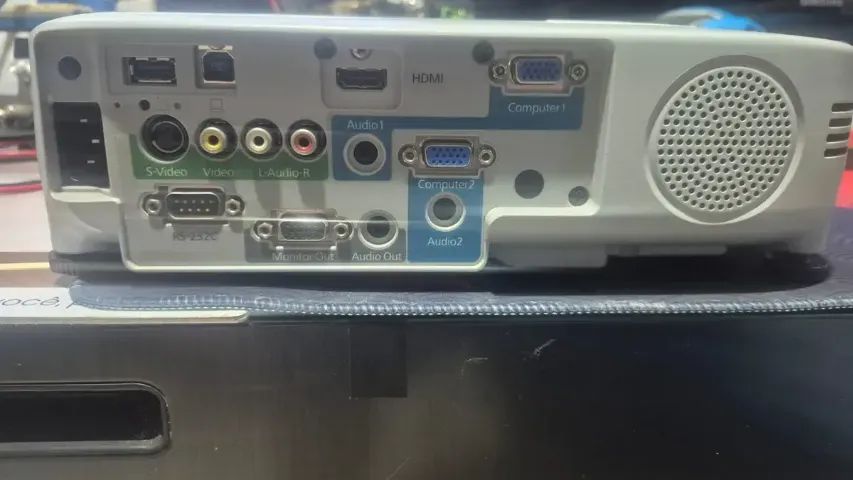 O Projetor Epson PowerLite S27 