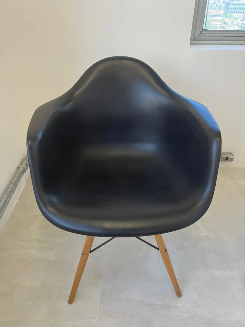 4 uni - Cadeiras com Braço Charles Eames - Valor Original (R$ 676,00)