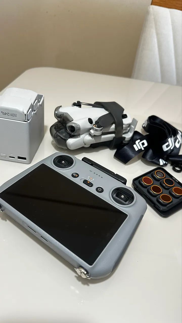 Drone DJI Mini 4 Pro Fly More Combo com câmera 4K 3 baterias (Com Tela)