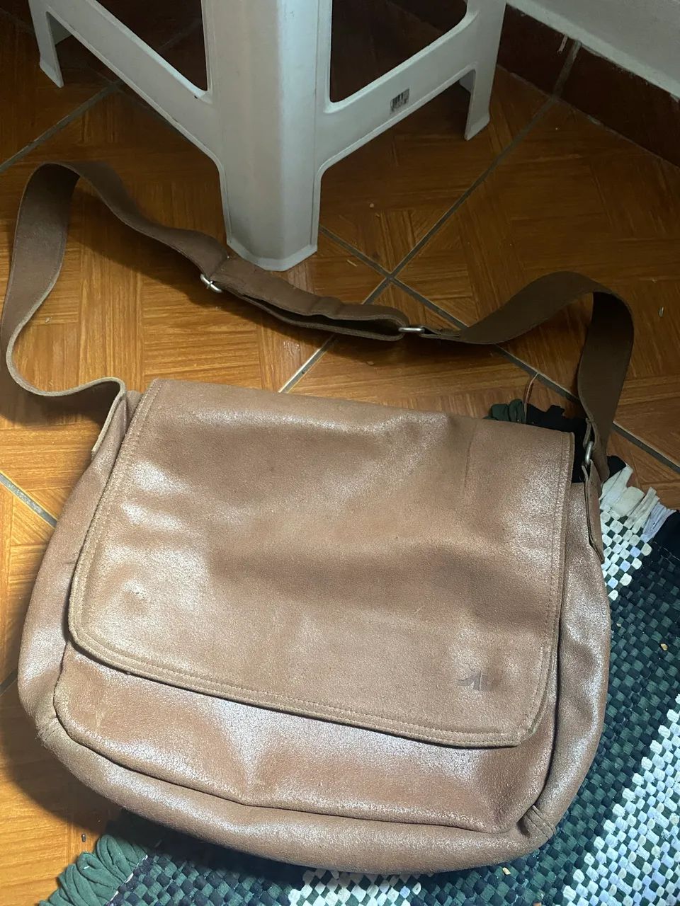 bolsa de ombro marrom em couro