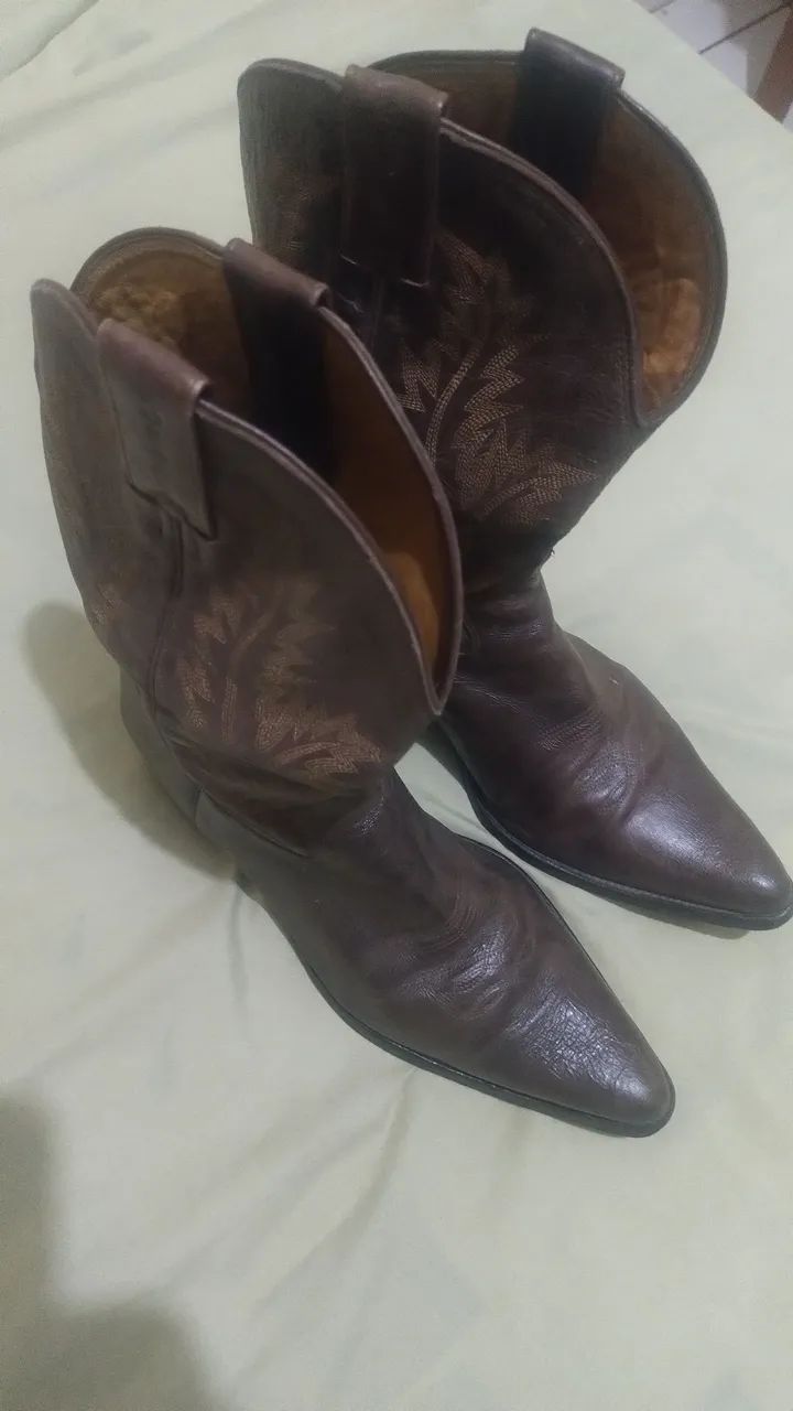 Vendo 02 botas elite 100% brutas