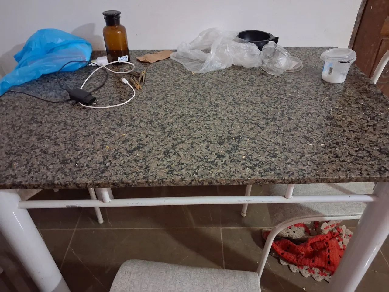 Vendo mesa com 4cadeiras muito resistente  - Foto 2