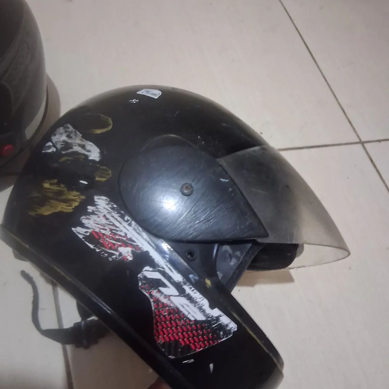 Vendo esses capacetes no precinho  - Foto 3