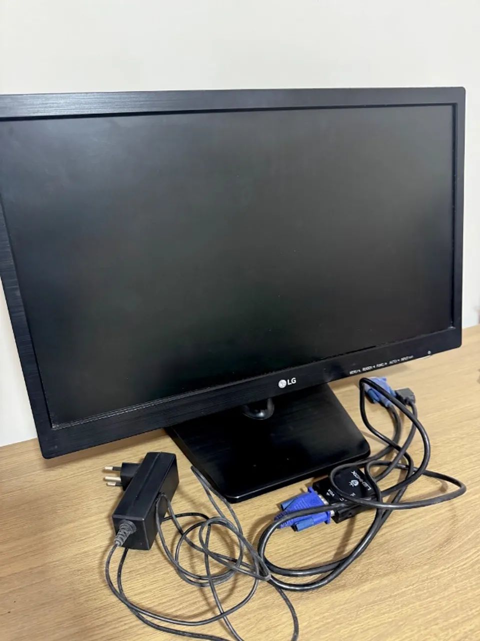 Monitor LG 19,5, modelo Flatron 20M37AA-B