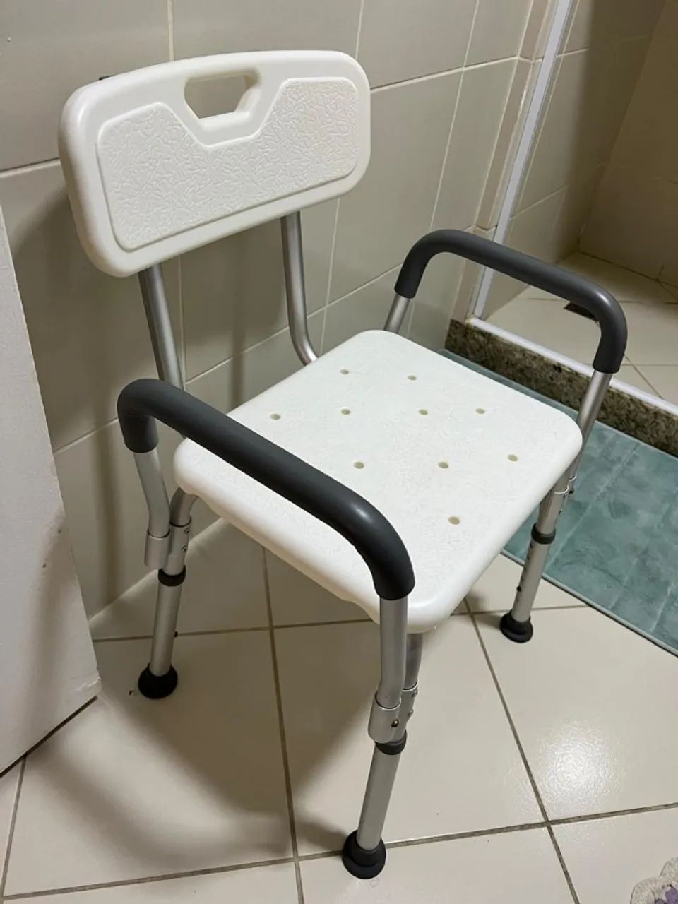 Banco de banho com encosto e braços com design ergonômico - Foto 2
