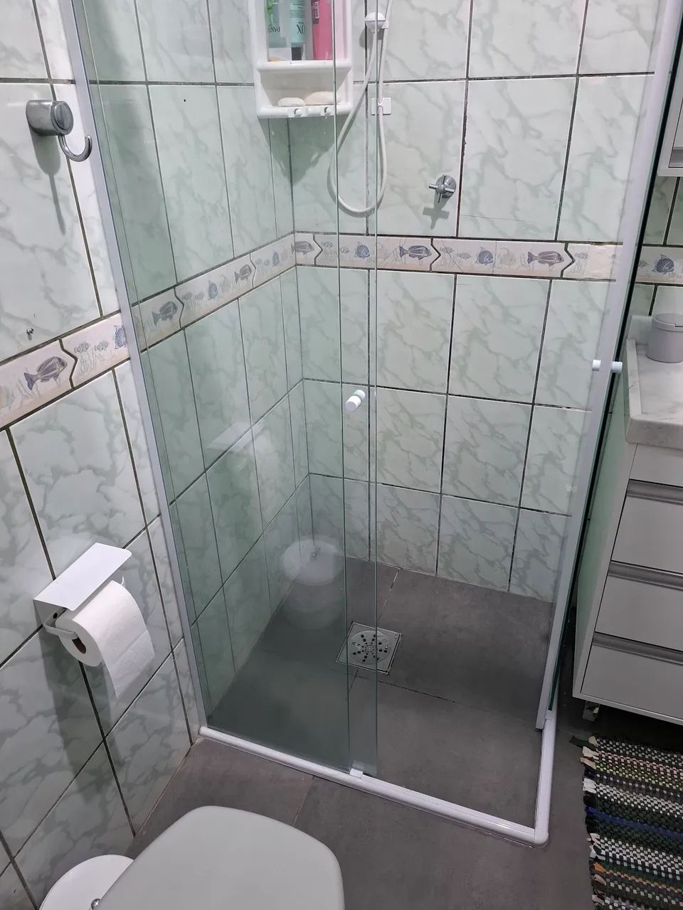 L-shaped shower door with glass