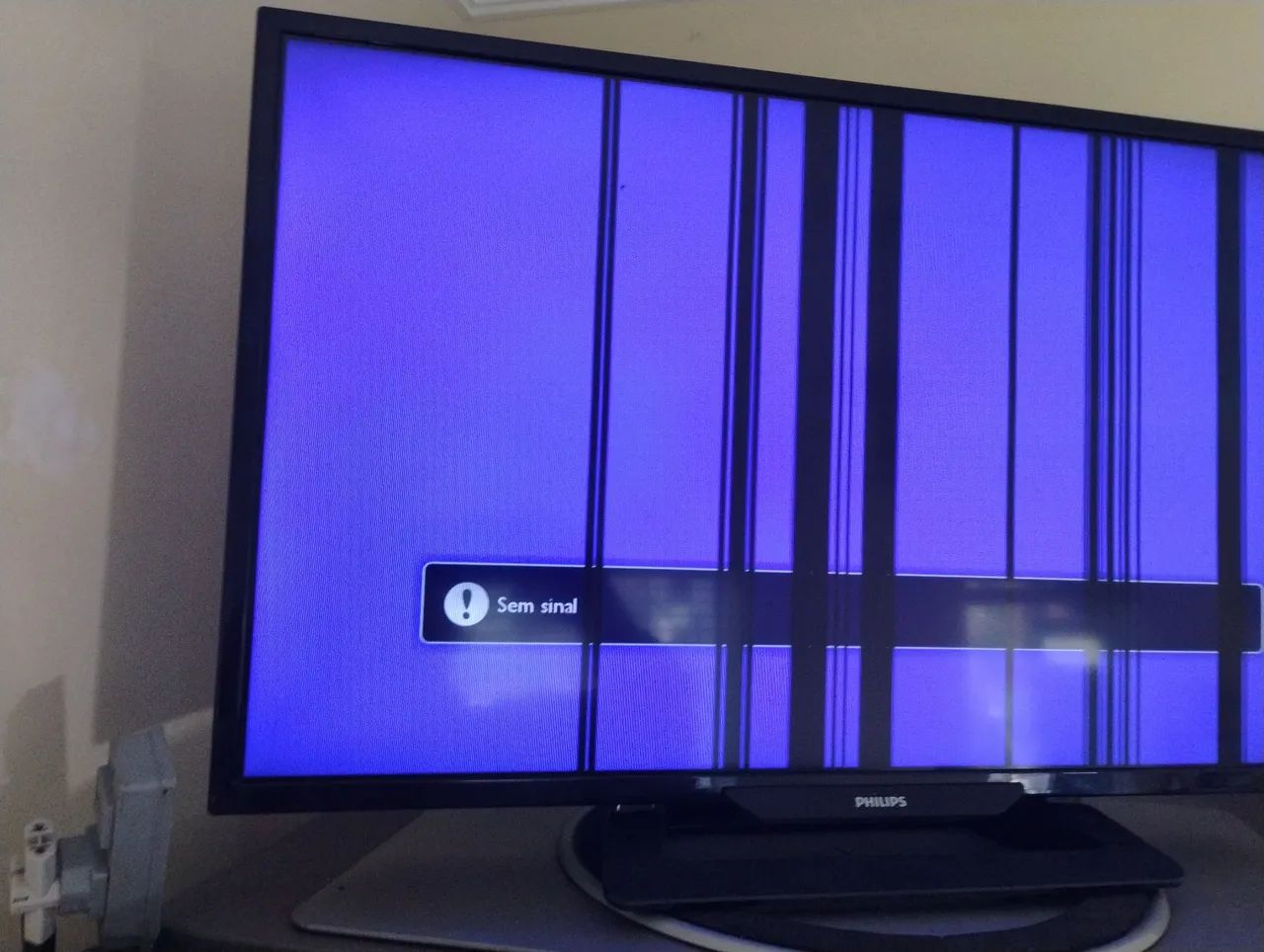 Vendo TV 32 Polegadas, com sinais de luzes .. É Bom para desmanche...marca Philips  - Foto 3
