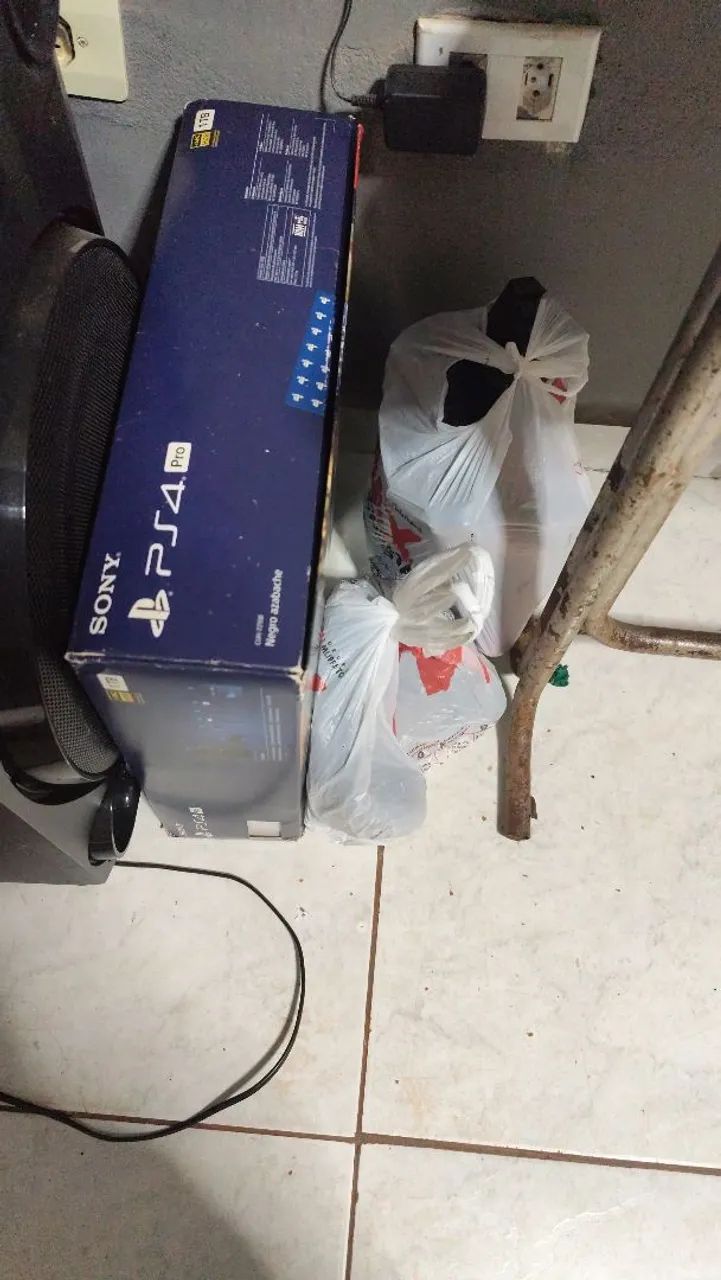 PS4 PRO muito bem cuidado com vários acessórios  - Foto 3