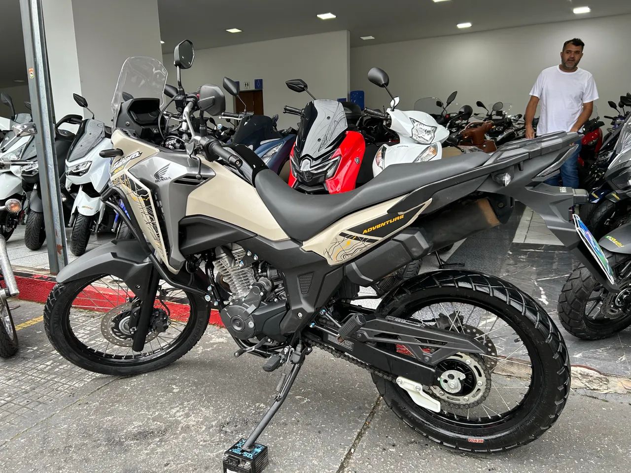 Honda Sahara Adventure Ano 2025 - Foto 2