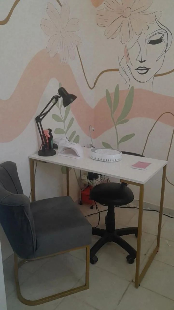Poltrona,mesa e expositor de esmaltes 