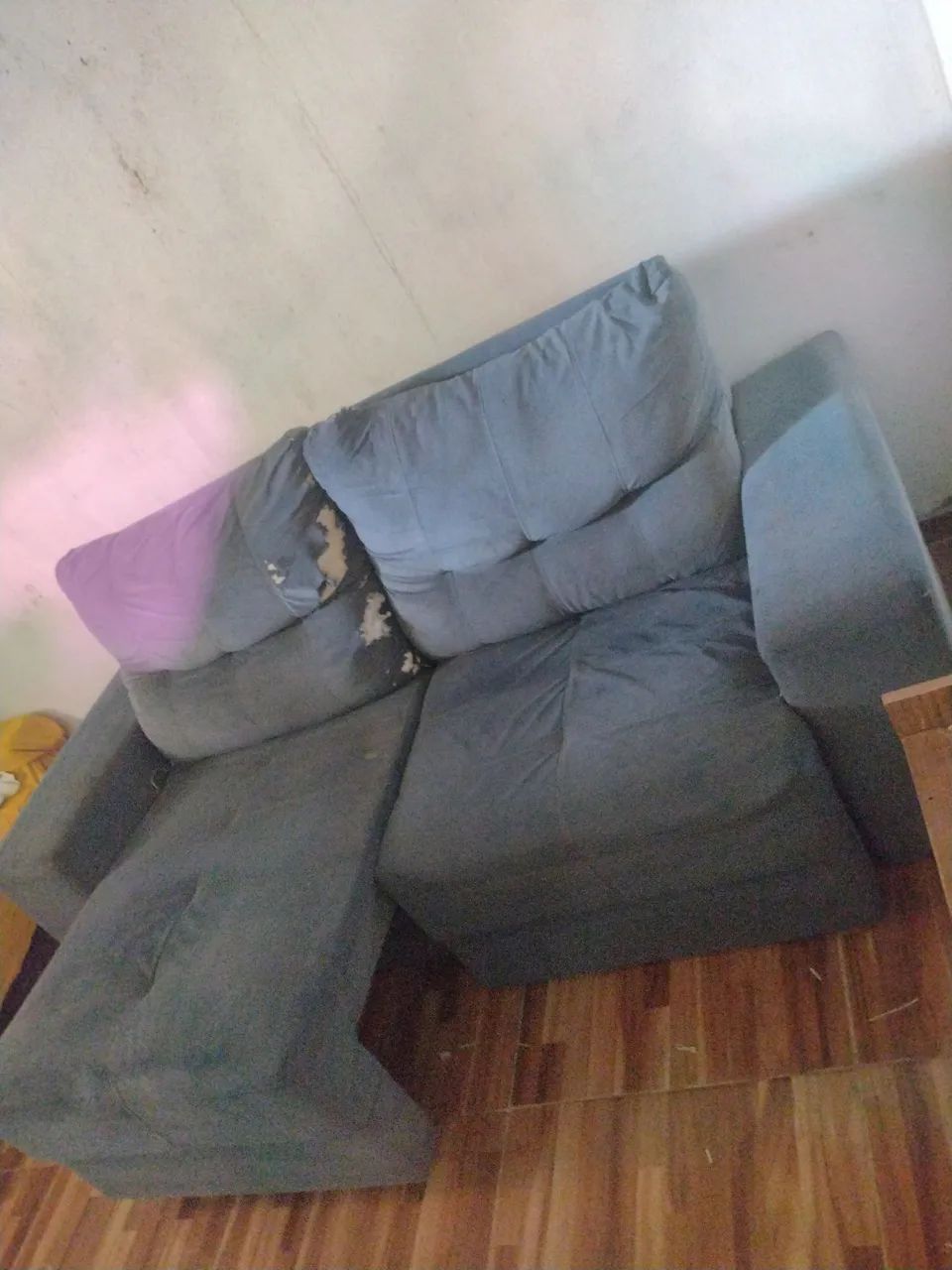 Vendo Sofar retrátil, Único defeito e so na Almofada fora isso esta perfeito estado - Foto 2