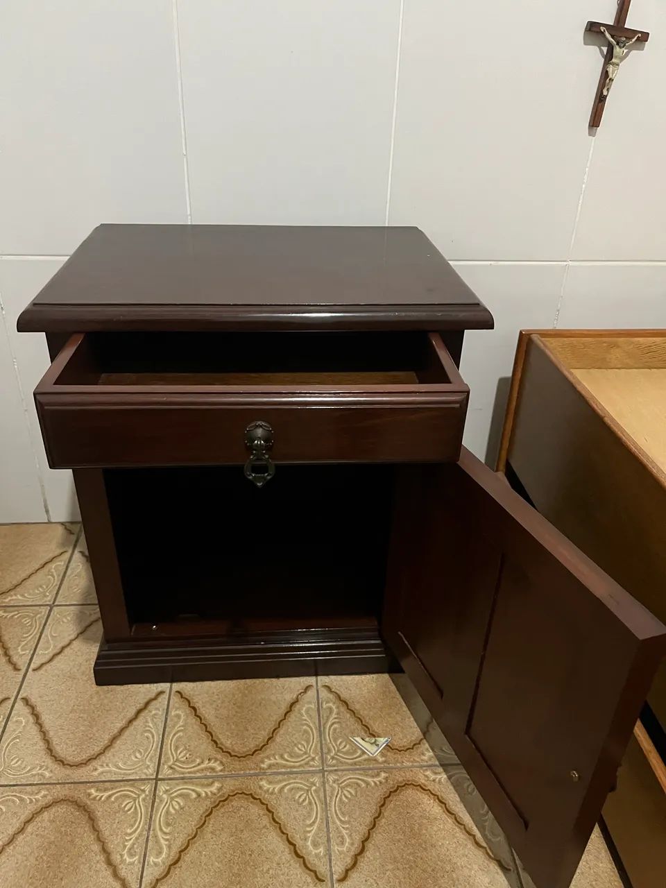 Criado-mudo de madeira
