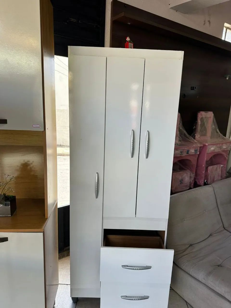 Guarda-roupa de solteiro três portas e duas gavetas - Foto 4