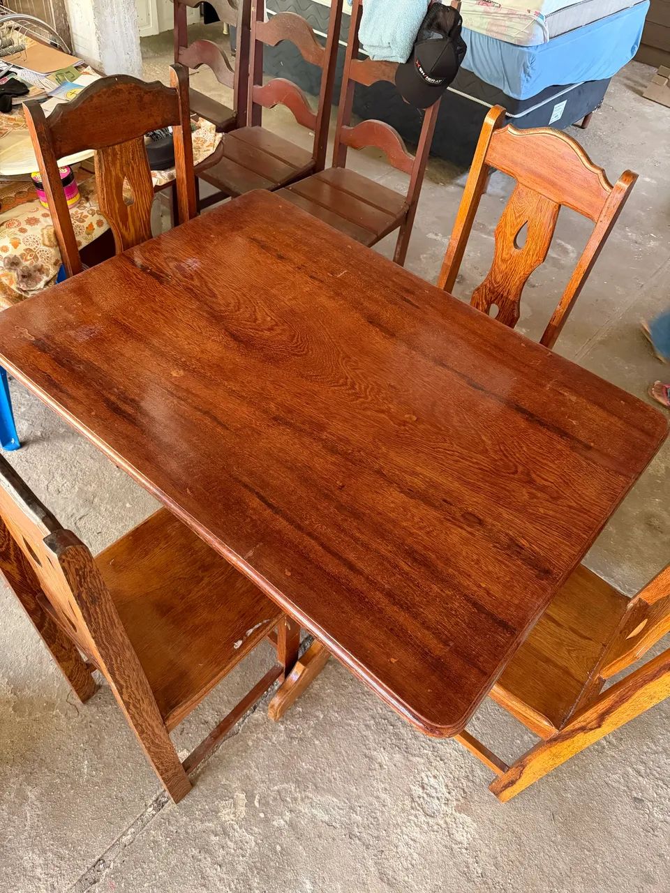 Mesa de madeira com 4 cadeiras