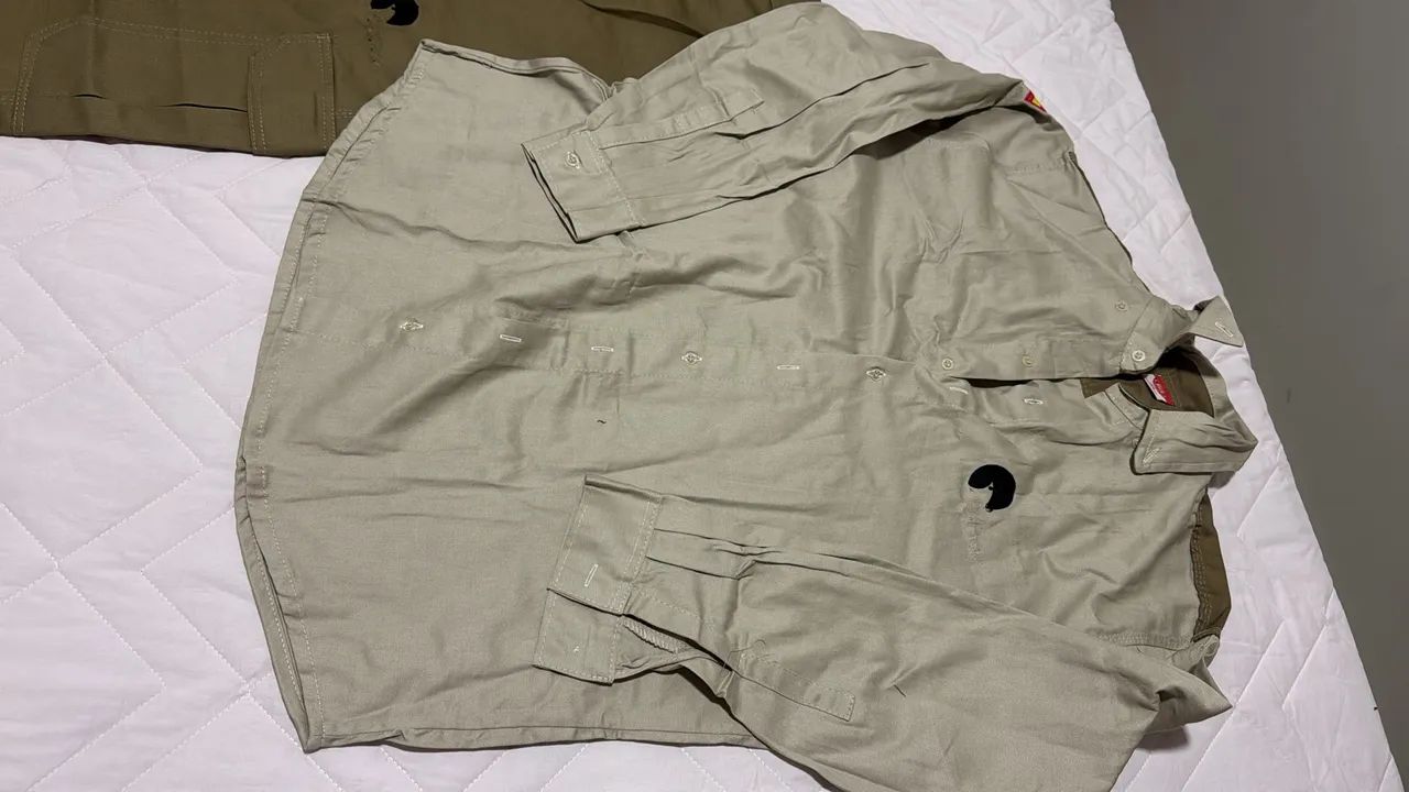 Calça 100% algodão com bolsos laterais e camisas com manga 100% algodão