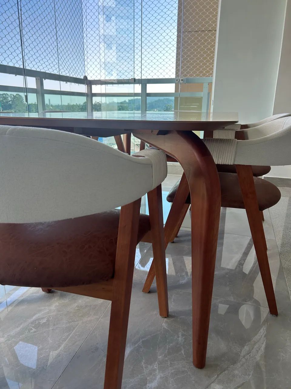 Mesa com 6 cadeiras 