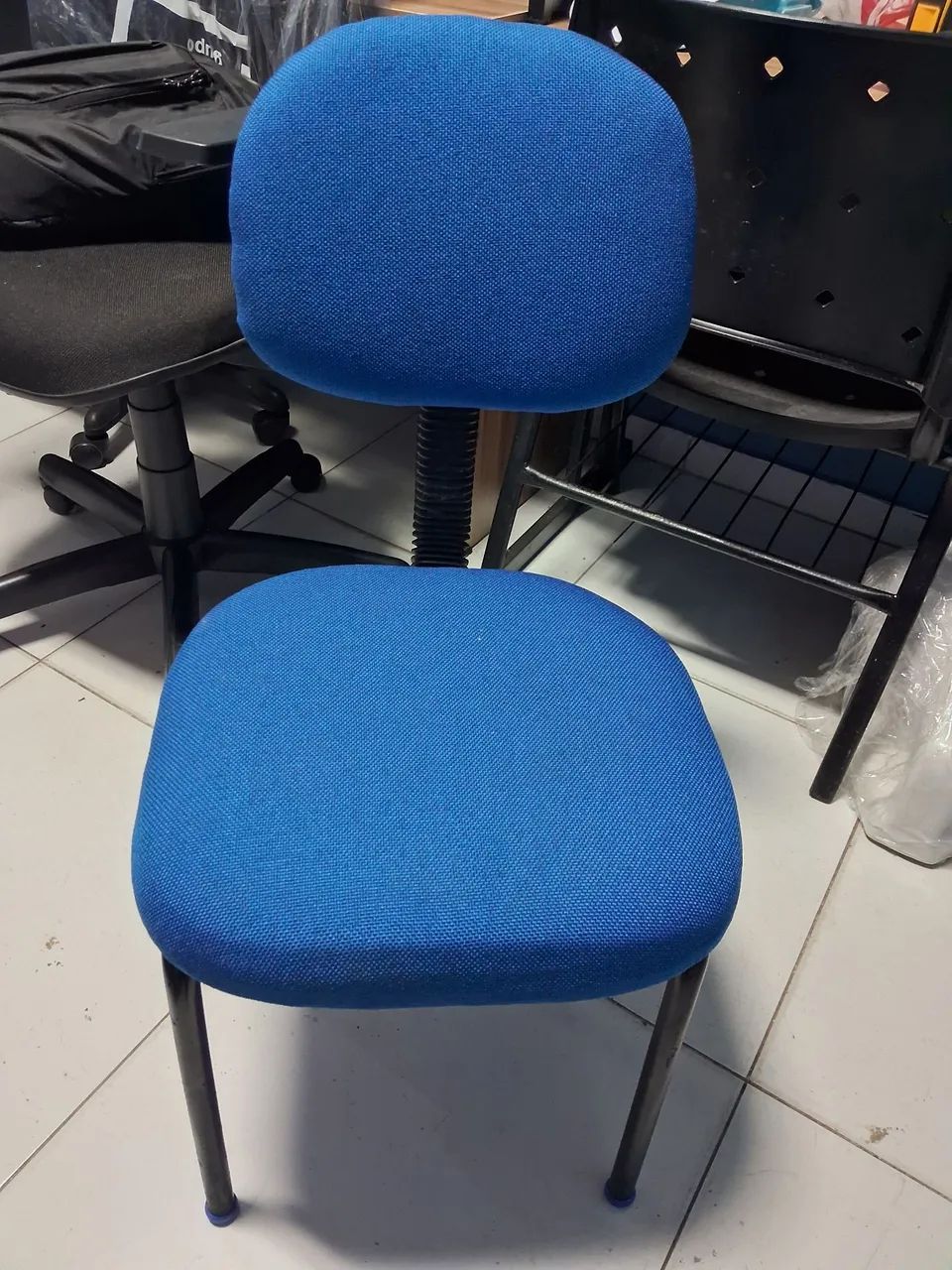Cadeira fixa eatofada secretária 