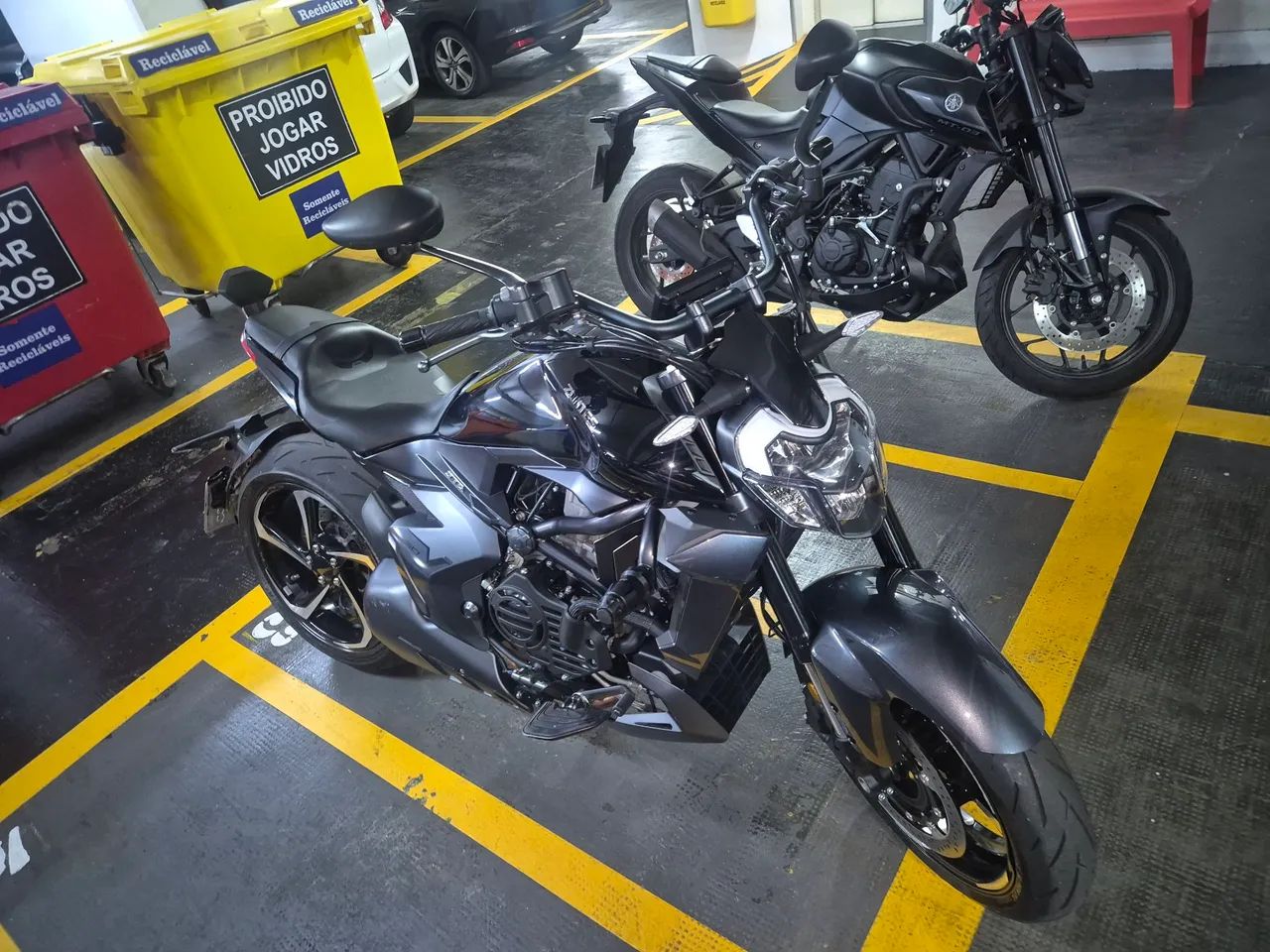 MOTO EXTREMAMENTE NOVA