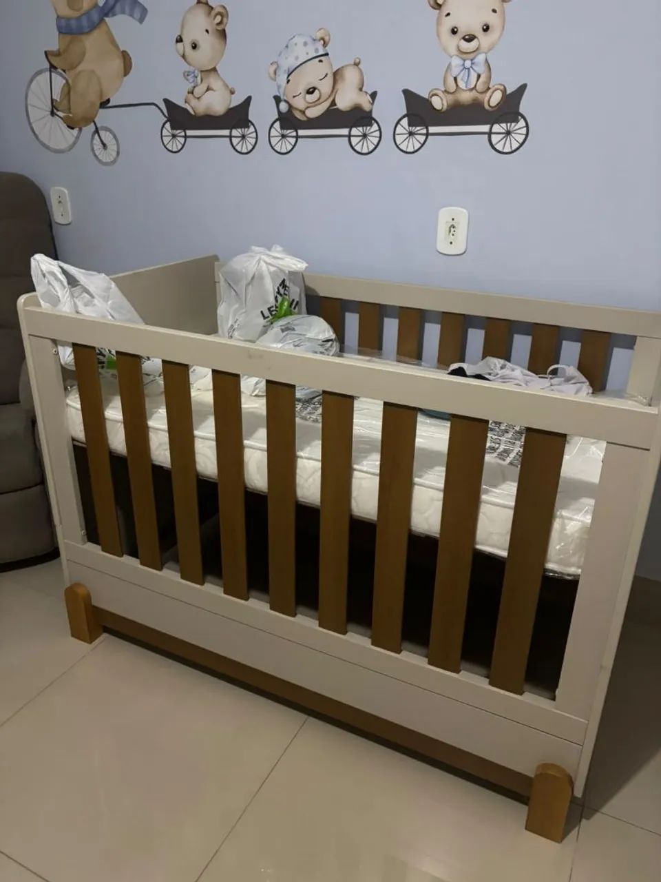 Berço mais uma poltrona 