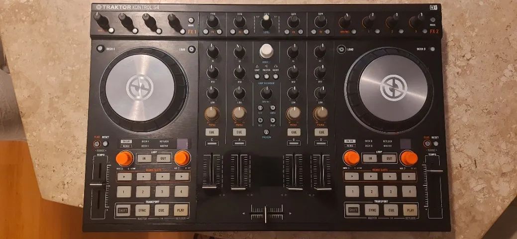 Controladora DJ Traktor Kontrol S4 MK2