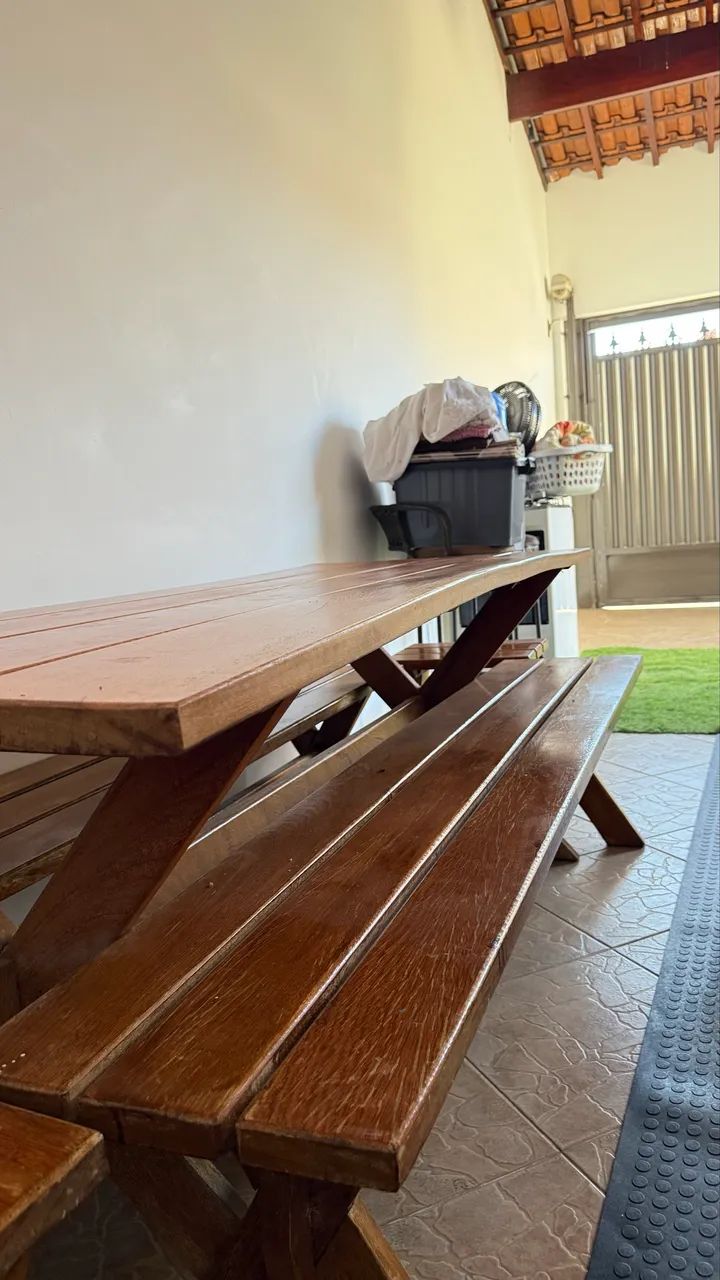 Mesa madeira com bancos 