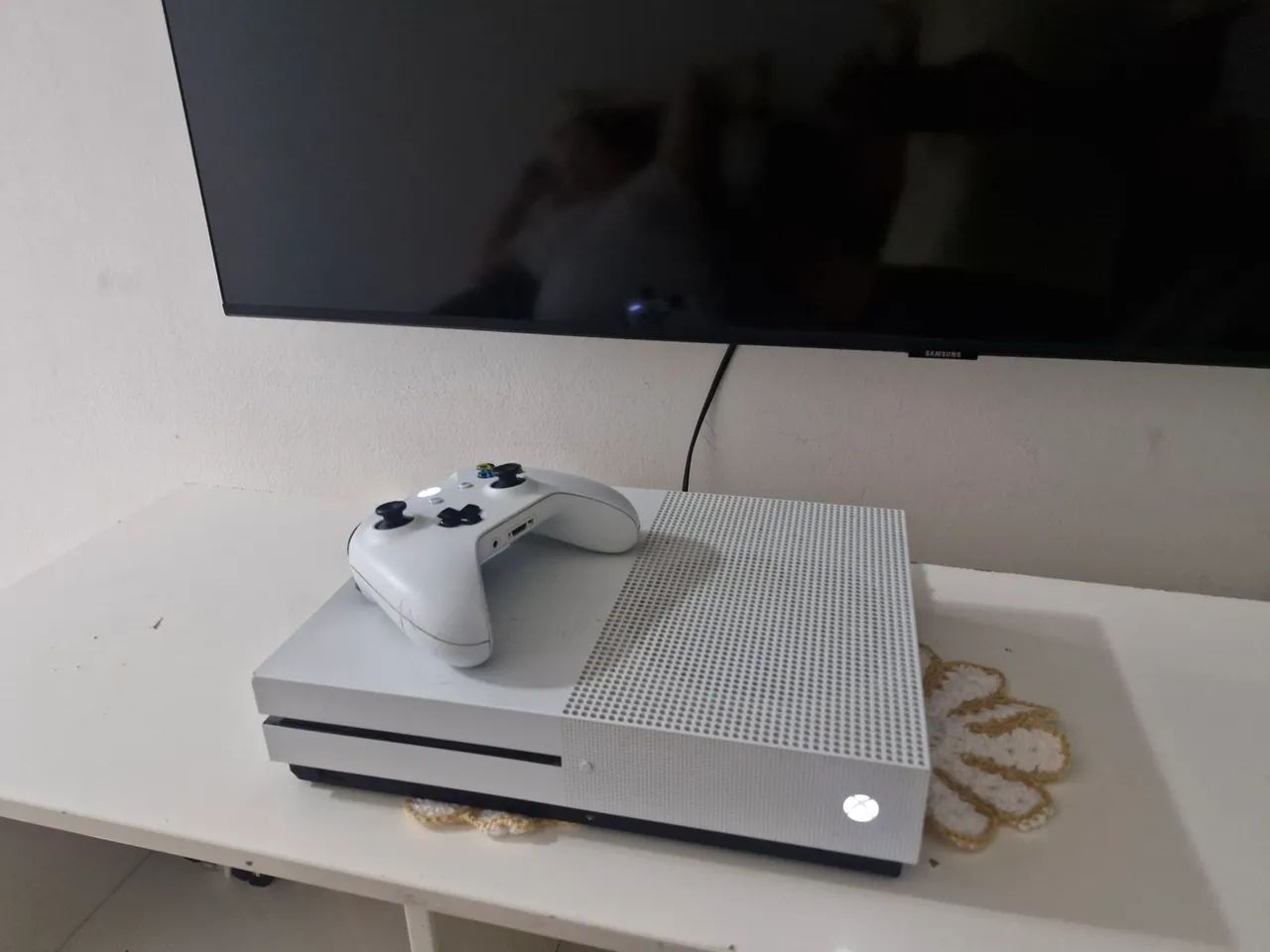 Microsoft Xbox One 1Tb Standard cor Branco com controle original  - Foto 5