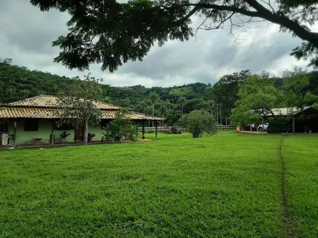Sitio com piscina com terreno de 10.000 m², com corrego no fundo