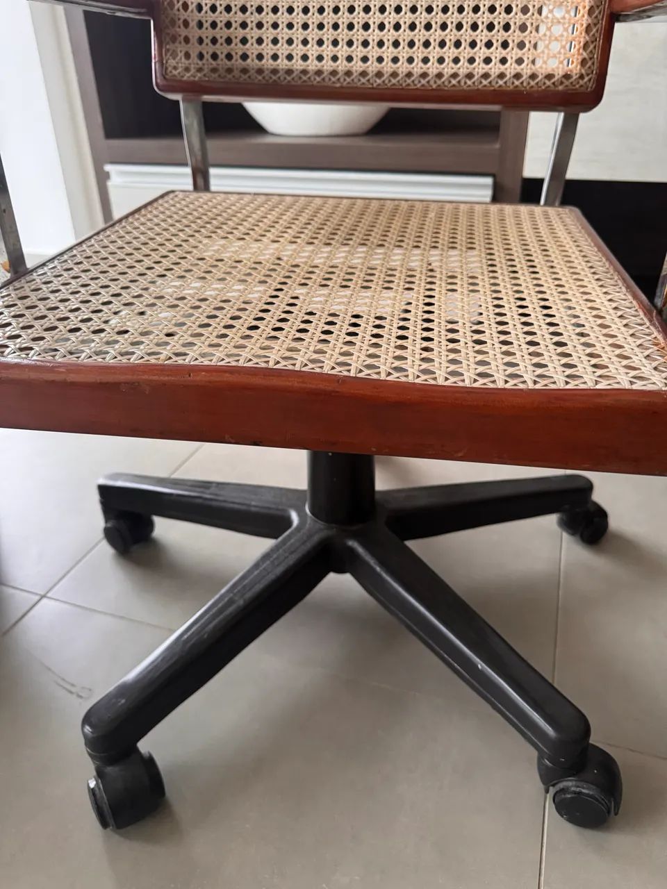 Cadeira Secretaria de Palhinha - com Madeira maciça e super elegante - Foto 3