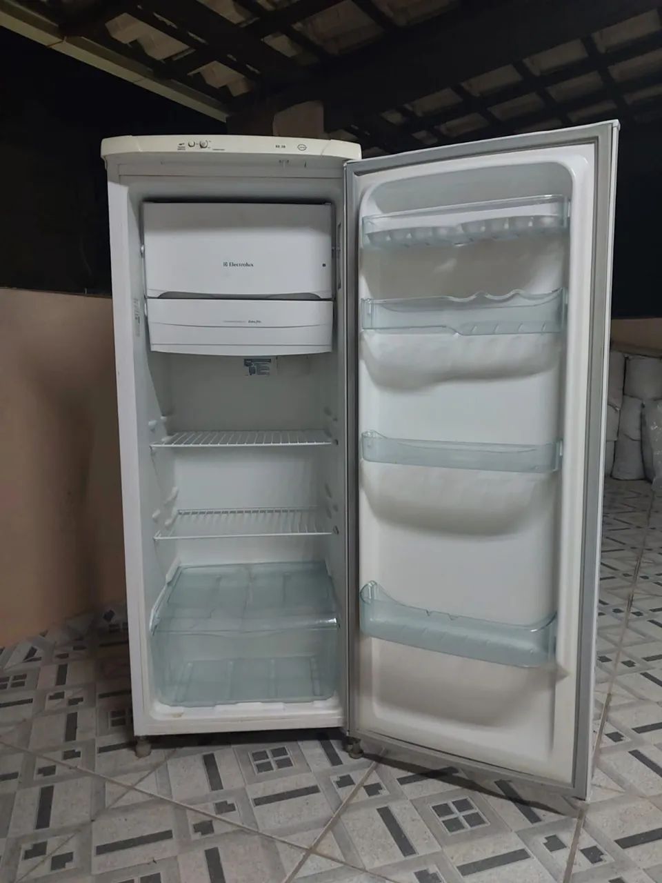 Geladeira Electrolux boa e barata oportunidade! - Foto 2