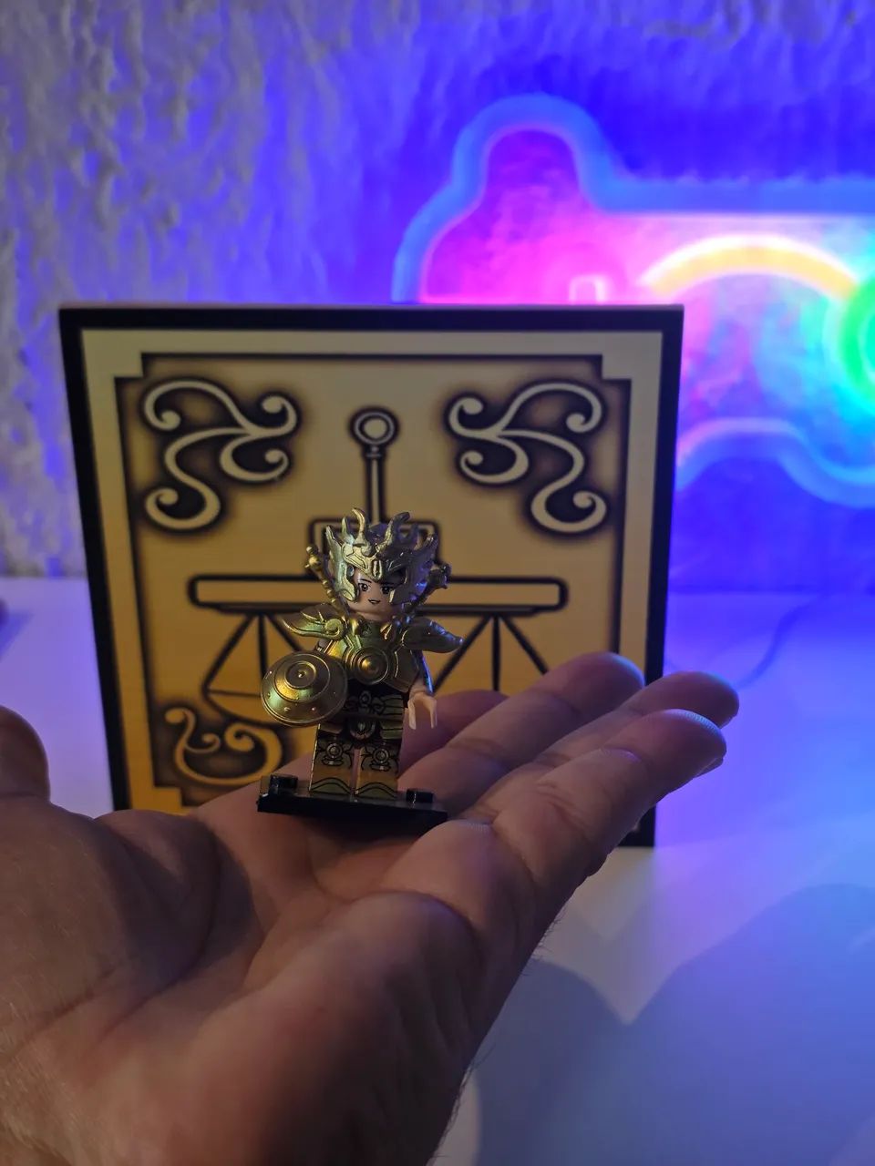 Cavaleiros do Zodíaco COMBO PRESENTE MINIATURA + PLATAFORMA EM MDF  - Foto 4