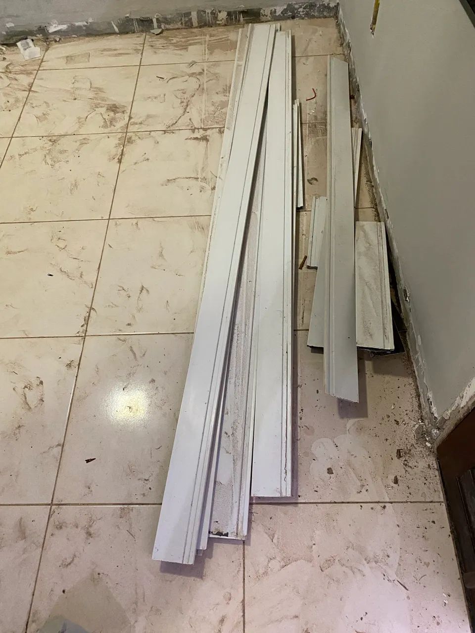 Rodapé de poliestireno 