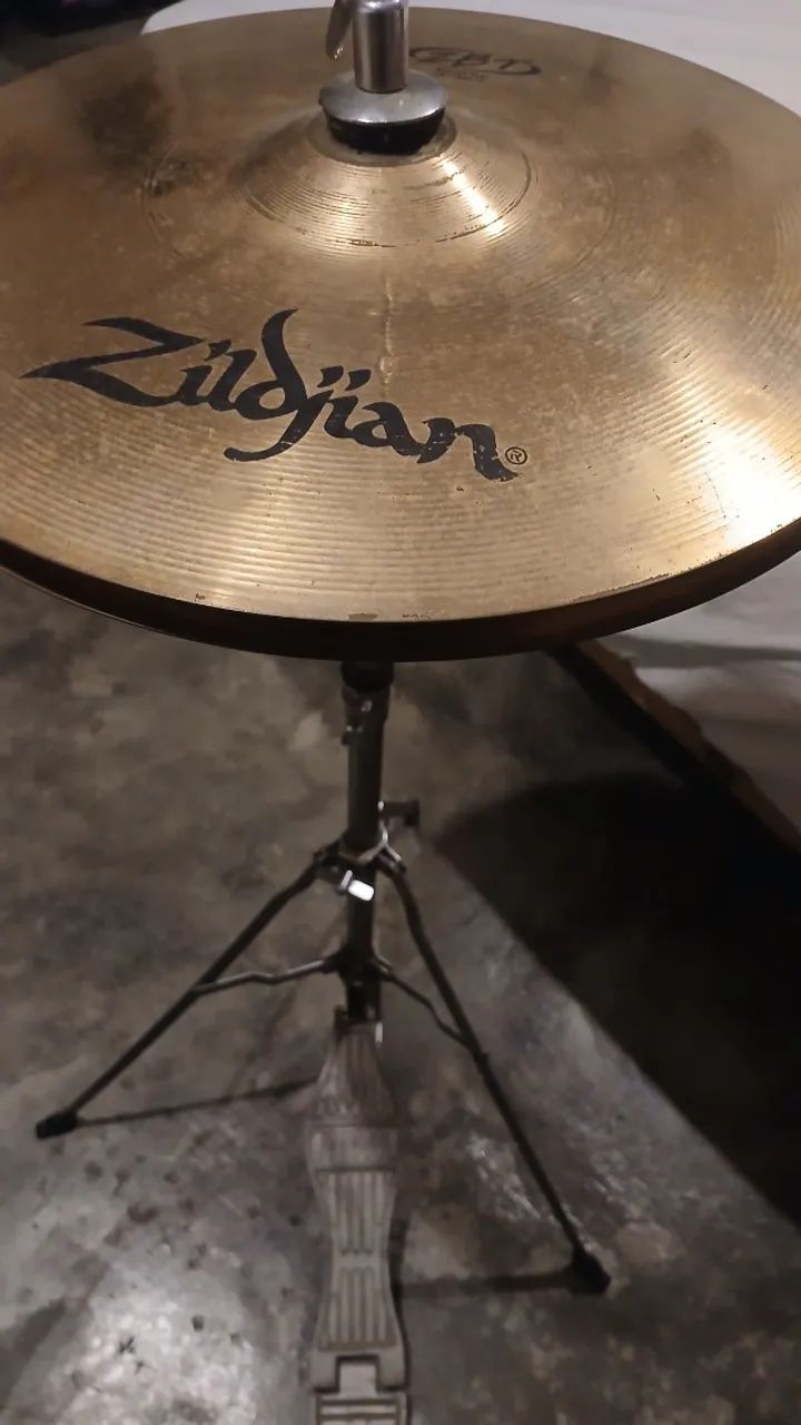 Chimbal Zildjian 26 cm com pedal