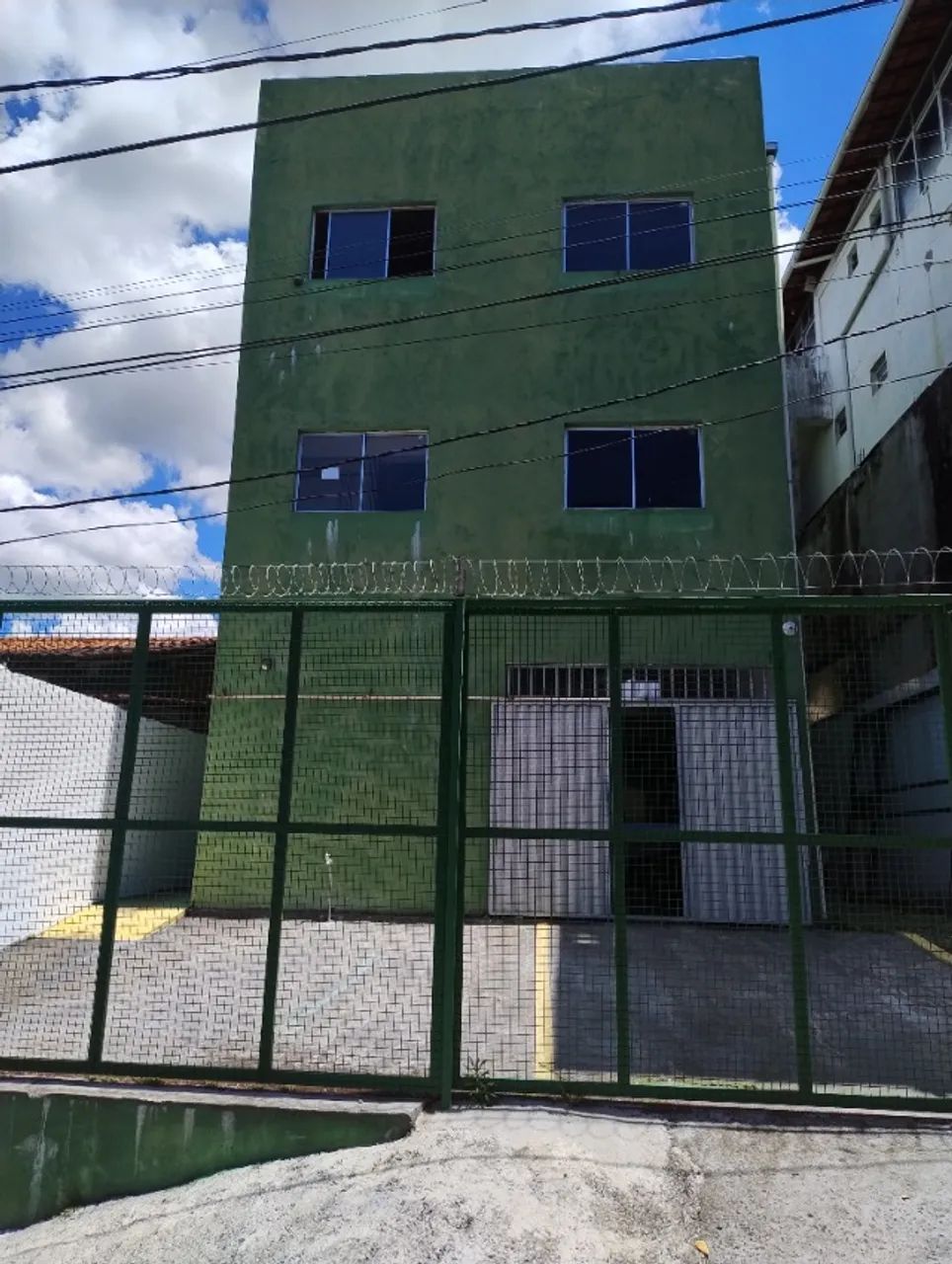 PREDIO COMERCIAL com 2 andares em um terreno de 9 x 20 com 300m2 construido