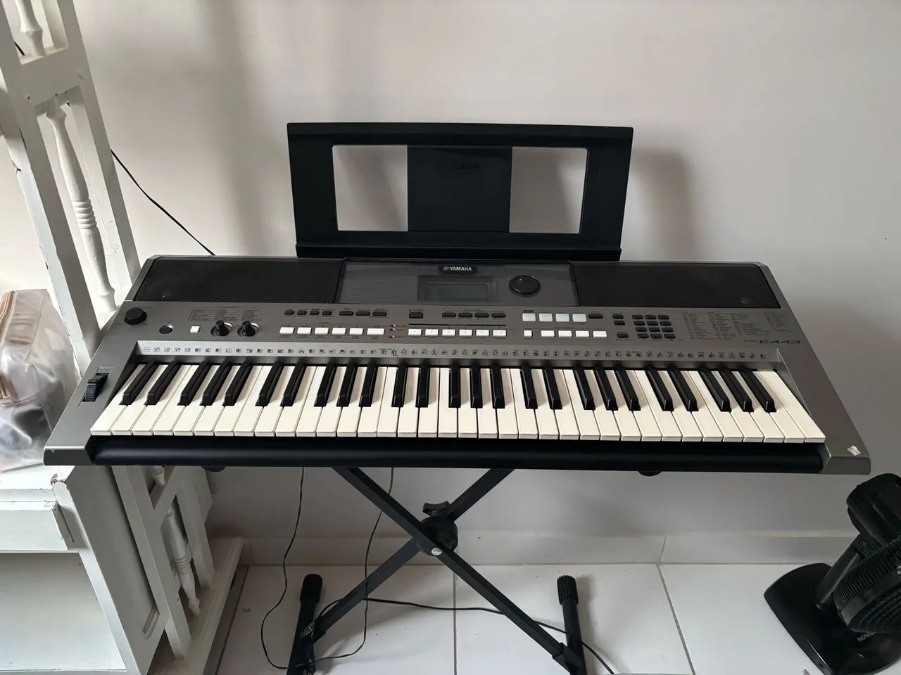 Teclado Yamarra PSR E443, com suporte e capa protetora.  - Foto 3