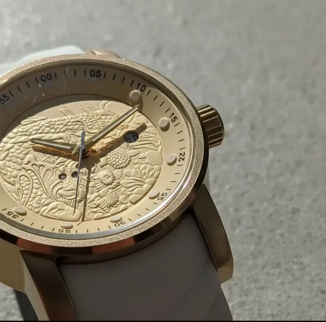 Relógio yakuza Dourado com branco  - Foto 4
