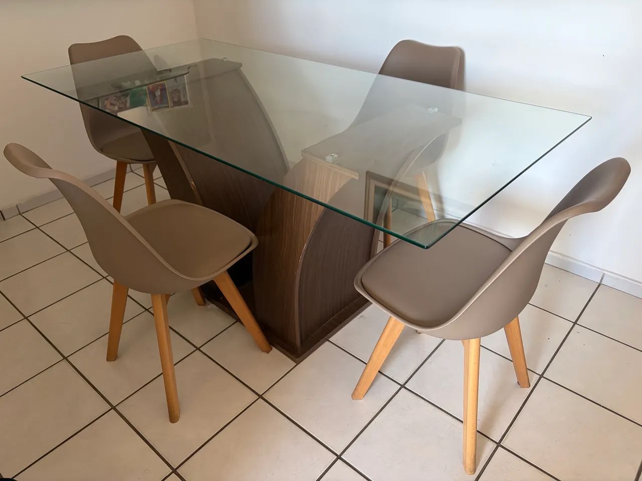 Mesa de vidro com 4 cadeiras - Foto 3