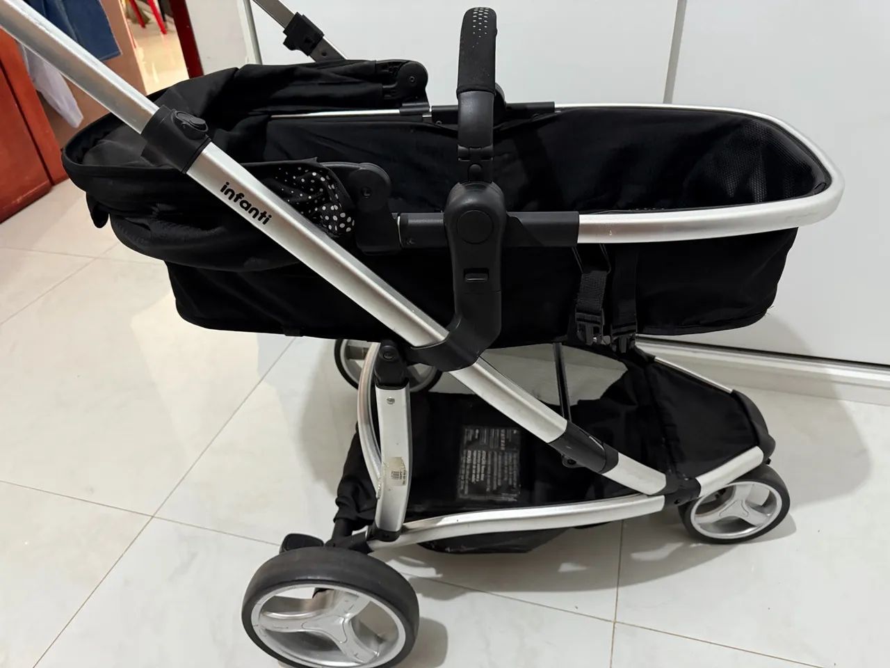 Carrinho de bebê (com bebê conforto)