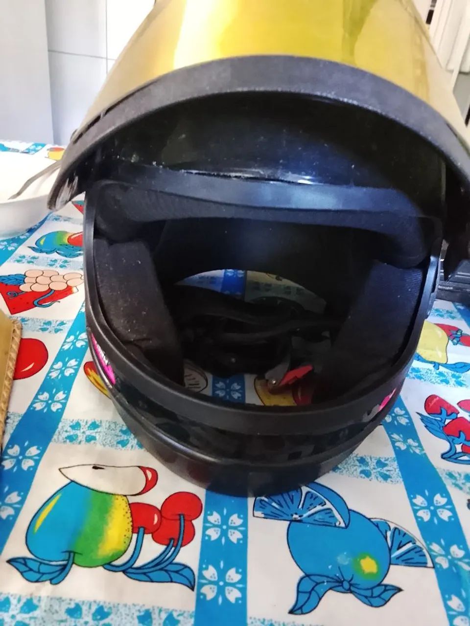 Um capacete  - Foto 3