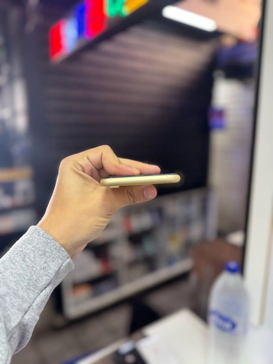 IPhone XR 128GB ( Amarelo )  - Foto 4