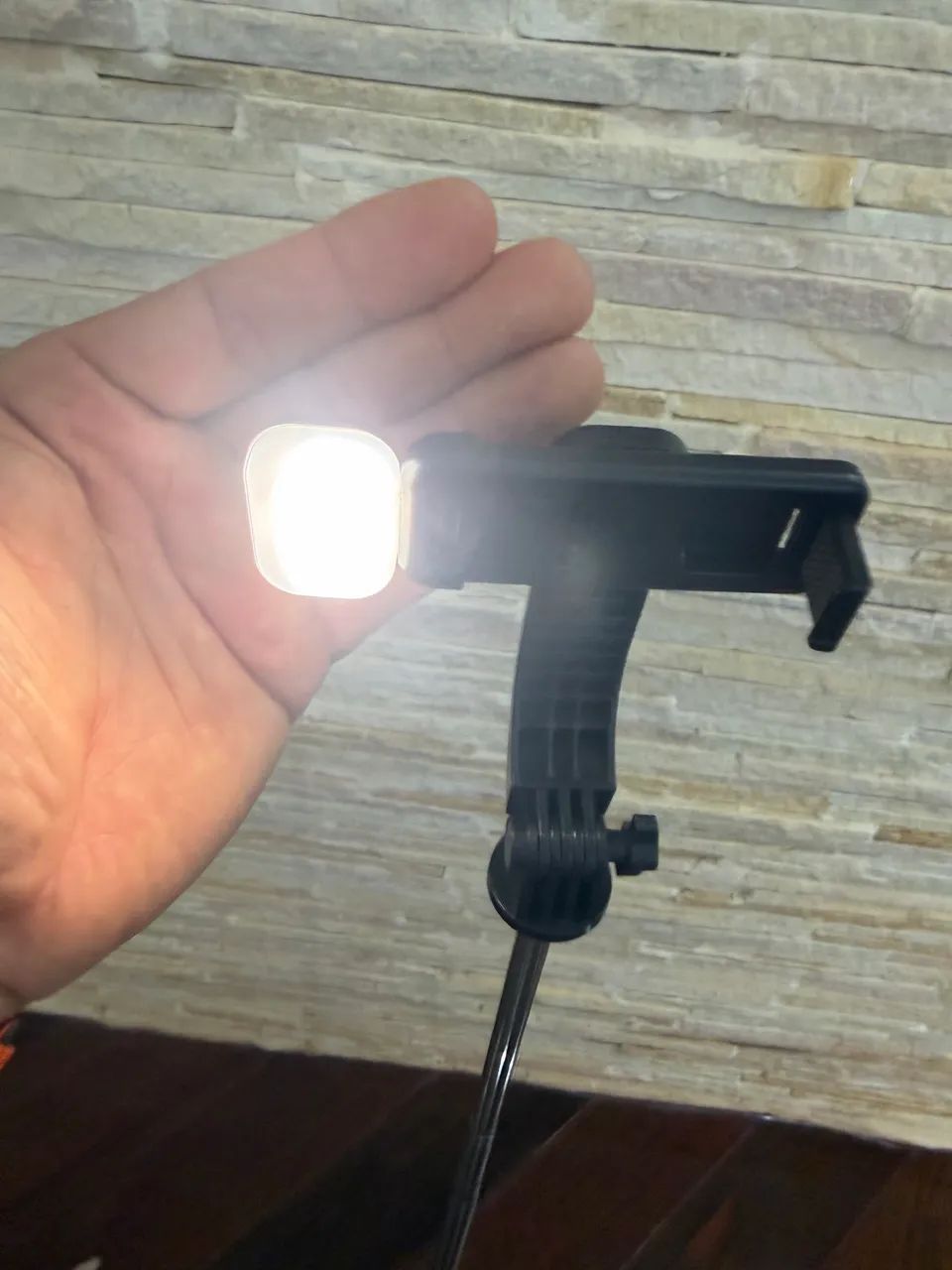 Bastão de Selfie com Tripé + Luz LED para Celular - Foto 4