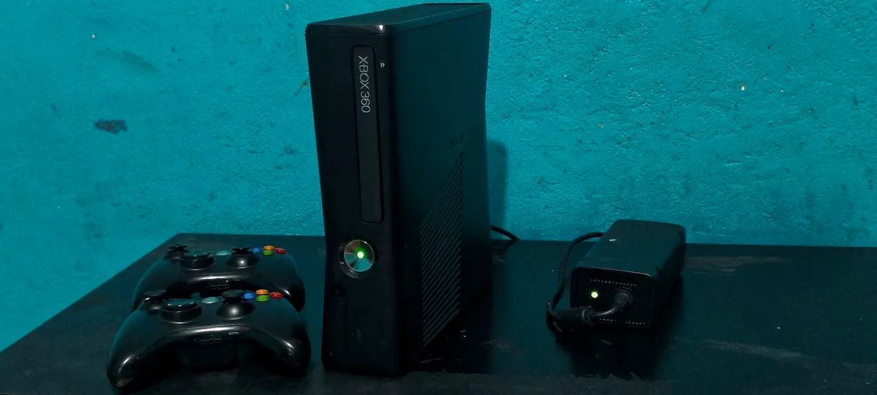 Xbox 360 desbloqueado com 2 controles + jogos - Foto 2